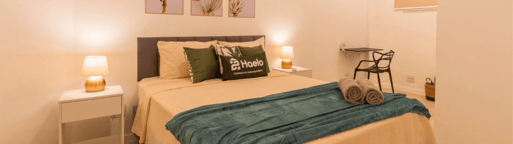 Quarto organizado e bem preparado para hospedagem, representando gestão profissional focada em experiência do hóspede e rentabilidade no aluguel por temporada.