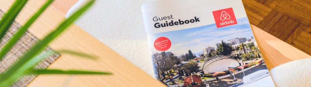 Material de anúncio do Airbnb sobre uma mesa, representando a diferença entre anunciar um imóvel e operar uma gestão profissional de aluguel por temporada.