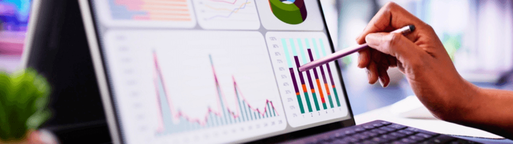 Gráficos e indicadores financeiros em tela, representando análise de performance, previsibilidade e gestão profissional no aluguel por temporada.