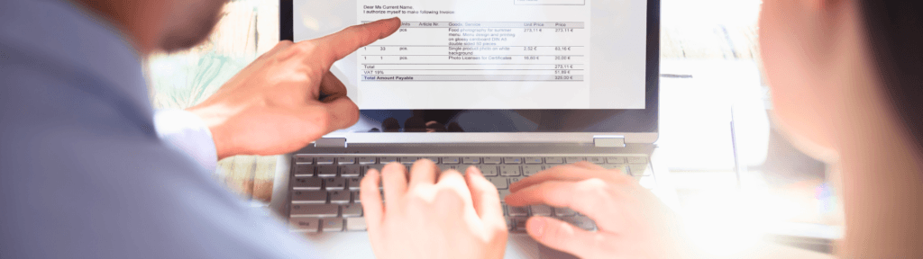 Pessoa analisando dados financeiros no notebook, representando a diferença entre faturamento alto e performance real no aluguel por temporada.