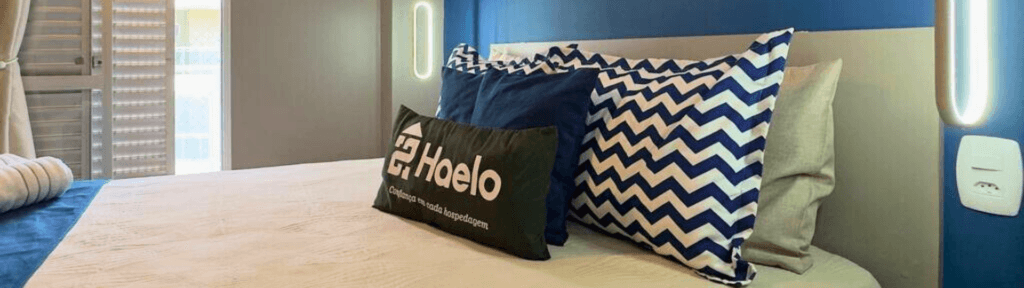 Quarto organizado e bem decorado em aluguel por temporada, representando reposicionamento para aumentar diária no Airbnb