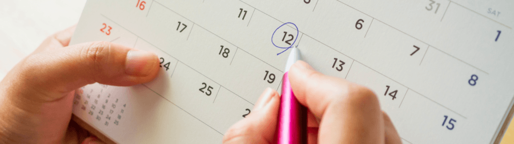 Pessoa marcando data no calendário representando precificação dinâmica e aumento de diária no Airbnb