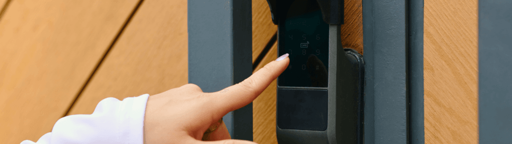 Pessoa utilizando fechadura eletrônica em imóvel de aluguel por temporada, representando experiência premium e valorização da diária no Airbnb