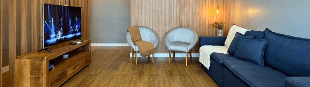 Sala moderna e bem decorada em Airbnb representando posicionamento premium e aumento de rentabilidade