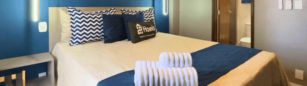 Quarto preparado para aluguel por temporada representando hospedagem moderna no turismo atual