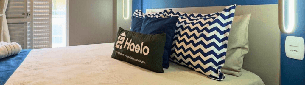 Quarto organizado com identidade visual da Haelo, destacando estrutura e padrão profissional no aluguel por temporada.