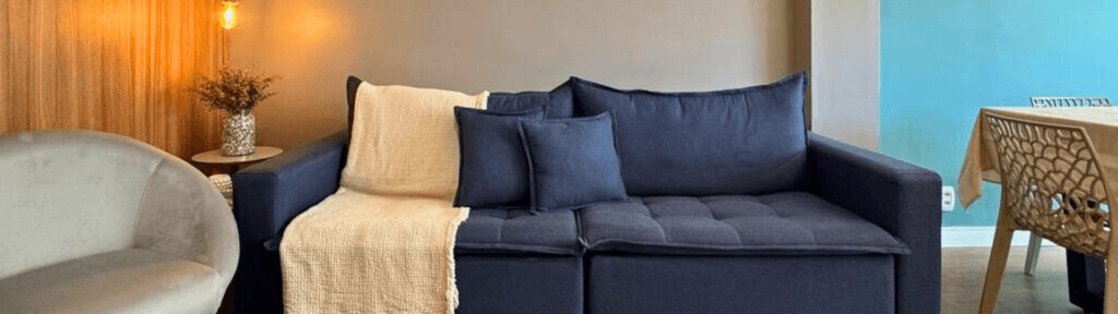 Sala moderna e aconchegante de apartamento para locação por temporada, simbolizando organização e gestão profissional no Rio de Janeiro.