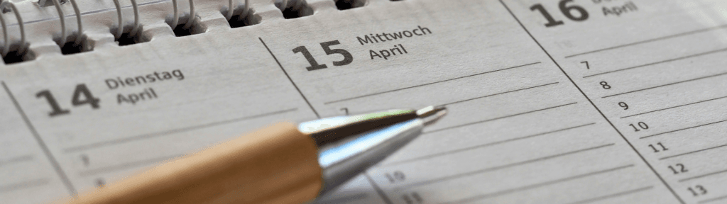 Calendário aberto com caneta representando planejamento estratégico de preços e reservas no Airbnb durante a baixa temporada.