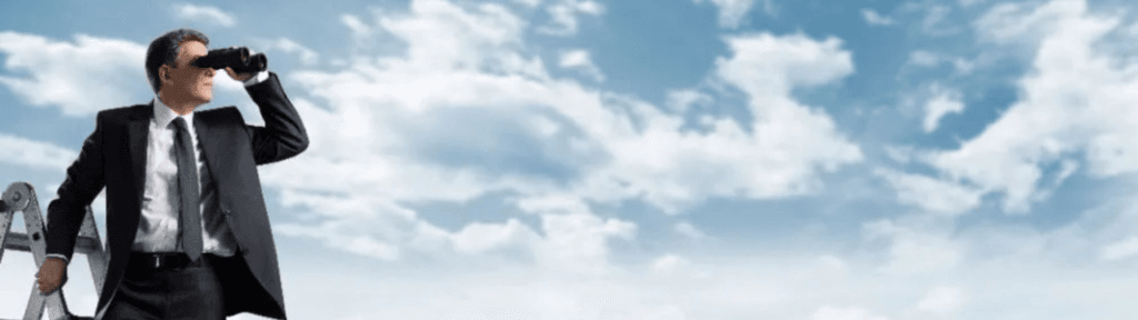 Homem olhando o horizonte com binóculo representando visão estratégica e planejamento no aluguel por temporada